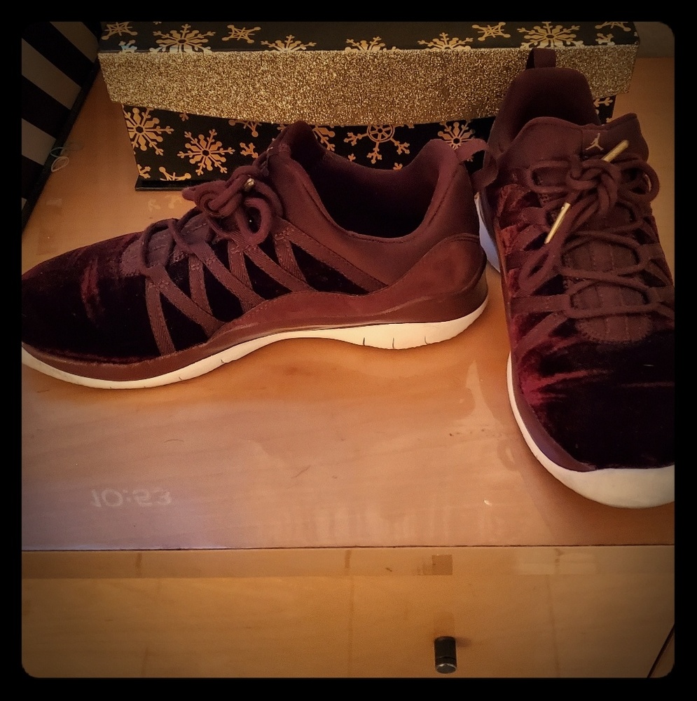 Jordan sneaker Burgandy